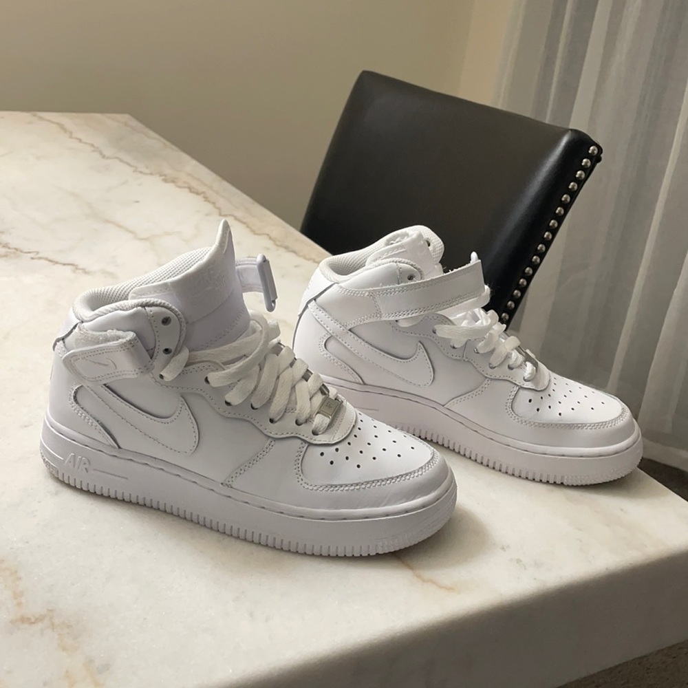 Mid Air Force 1. LIKE NEW